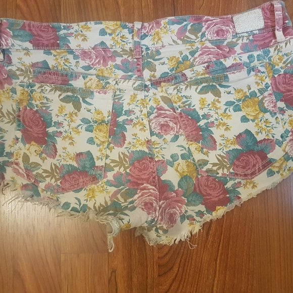 GUESS Floral Shorts - Picture 2 of 4